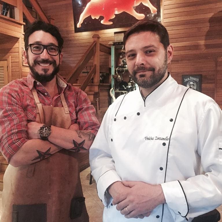 Imagem dos dois sócios do Toro para simbolizar o aniversário do Toro Gramado