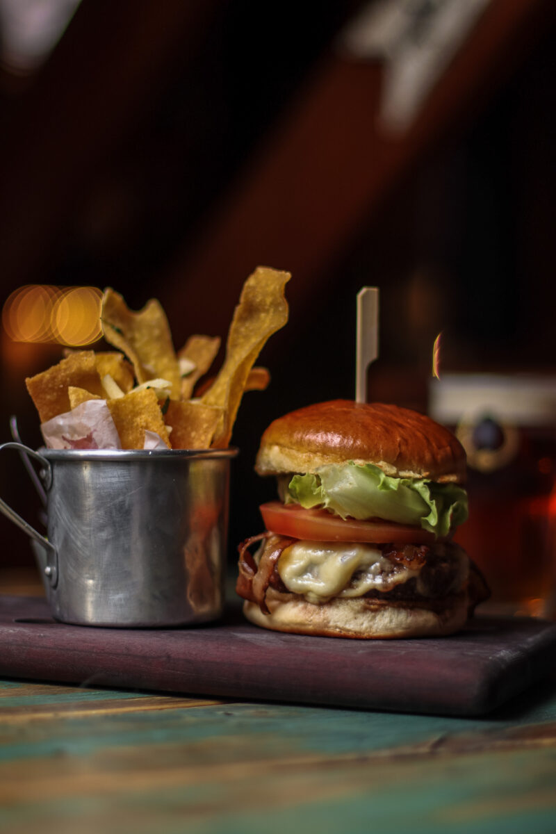 Imagem do hamburguer e acompanhamentos do Toro Gramado para simbolizar os acompanhamentos para hamburguer