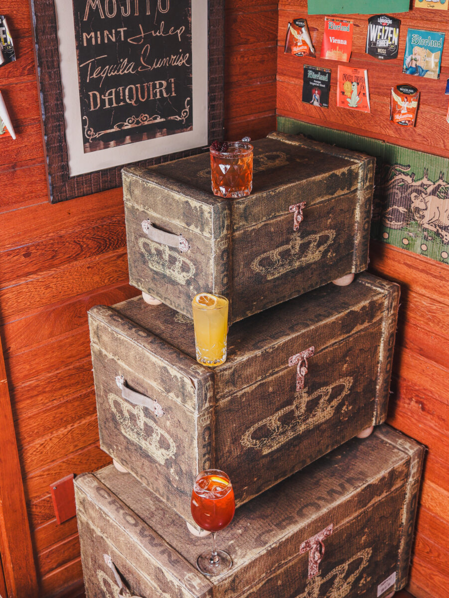 Imagem dos três tipos de drinks do Toro em caixotes do Toro Gramado, para simbolizar os drinks autorais