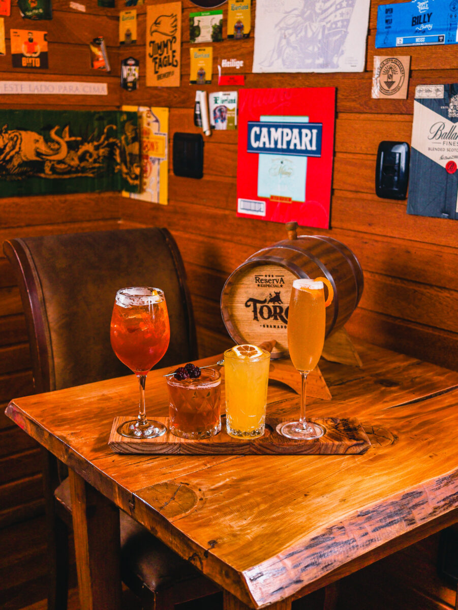 Imagem de quatro tipos de drinks do Toro na mesa do Toro, para simbolizar os drinks autorais